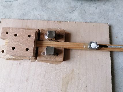 Mechanischer Aufbau auf Holzbrett mit Metallkomponenten