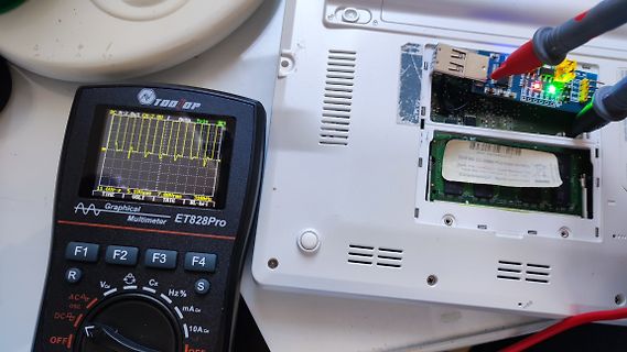 Multimeter und Laptop-Hardware bei Messung
