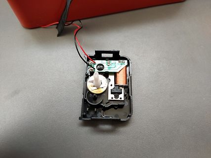 Innenansicht eines Spielzeugmotors mit Getriebe und Leiterplatte