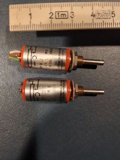 Zwei Potentiometer mit Lineal