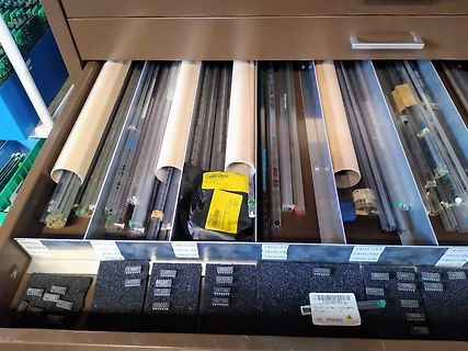 Schublade mit elektronischen Bauteilen und Steckern