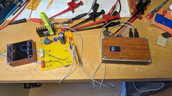 Elektronik-Prototyp mit Display und Messaufbau