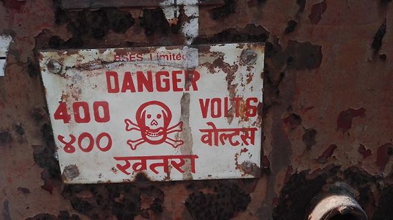 Warnschild für elektrische Spannung