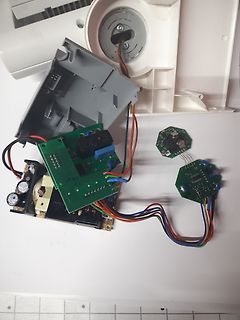 Zerlegte Elektronikkomponenten und Leiterplatten