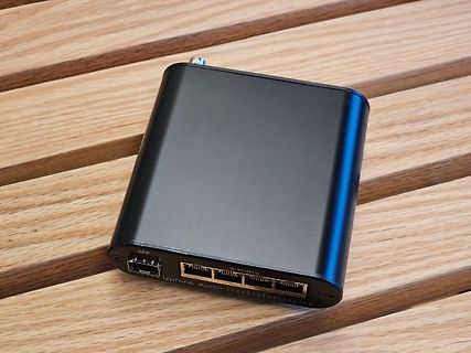 UpTone Audio SFP Gerät auf Holzuntergrund
