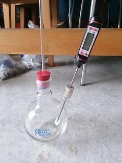 Laboraufbau mit Kolben und digitalem Thermometer