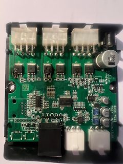 Bestückte grüne Leiterplatte mit elektronischen Bauteilen