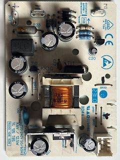 Leiterplatte eines Netzteils mit Transformator und Elektrolytkondensatoren
