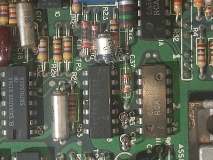 Nahaufnahme einer bestückten Leiterplatte mit elektronischen Bauteilen