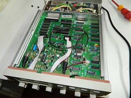 Geöffnetes elektronisches Gerät mit Leiterplatte und Flachbandkabeln