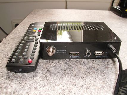 Receiver mit Fernbedienung auf Tisch