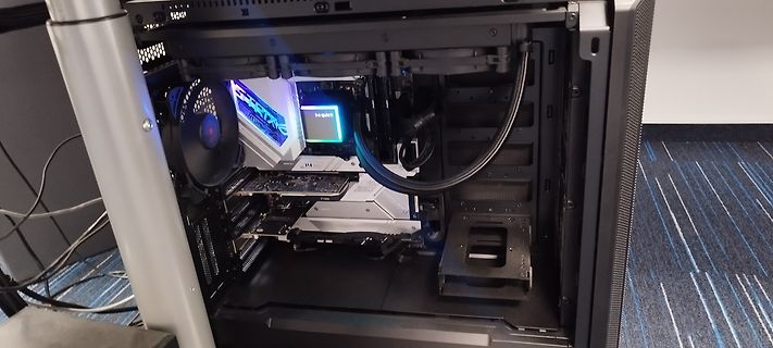 Innenansicht eines Computergehäuses mit Hardware-Komponenten