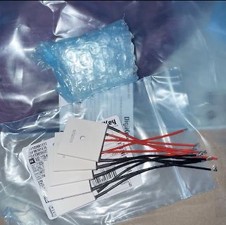 Elektronikbauteile mit Kabeln in Plastikverpackung