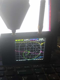 Abfotografierter VNA-Bildschirm mit Smith-Chart