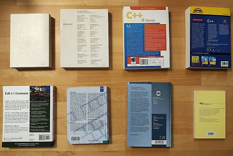 Bücherstapel auf Holztisch