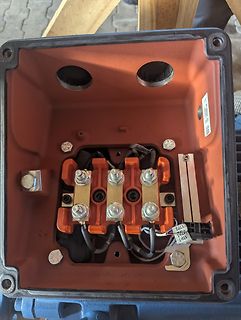 Innenansicht eines elektrischen Anschlusskastens mit Klemmenblock