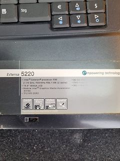 Aufkleber mit technischen Daten eines Laptops