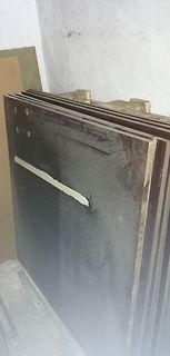 Stapel von dunklen Holzplatten oder Plattenmaterial
