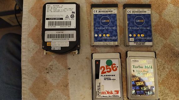 Verschiedene PCMCIA-Speicherkarten und Festplattenmodule