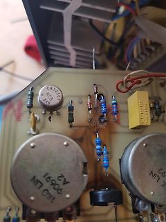 Nahaufnahme einer Leiterplatte mit elektronischen Bauteilen