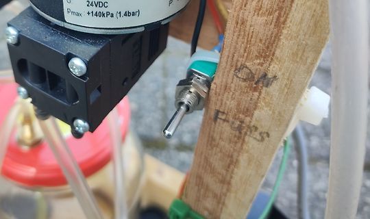 Aufbau mit Schrittmotor und Schalter auf Holzbrett