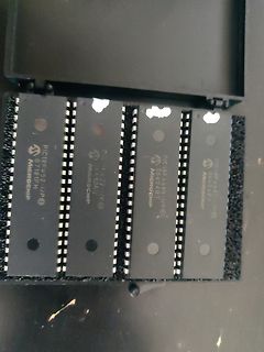 Vier Microchip PIC18F Mikrocontroller