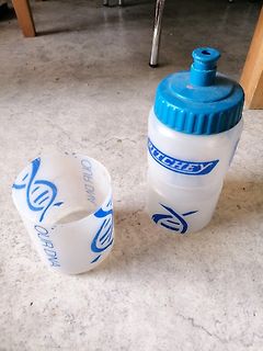 Zerbrochene Trinkflasche auf Boden