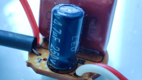 Nahaufnahme eines Elektrolytkondensators auf einer Leiterplatte