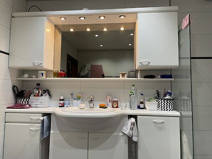 Badezimmer Waschbecken mit Spiegelschrank
