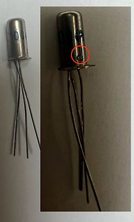 Zwei metallische TO-5 Gehäuse Bauteile