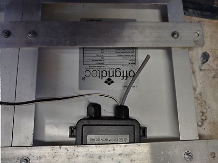 Rückseite eines Solarpanels mit Anschlussdose