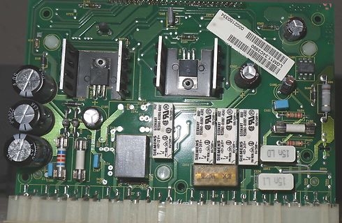 Bestückte grüne Leiterplatte mit elektronischen Bauteilen