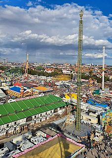 Luftaufnahme eines Volksfestes mit Fahrgeschäften