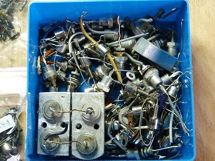 Kiste mit verschiedenen elektronischen Bauteilen und Transistoren