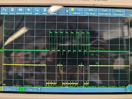 Oszilloskop-Display mit zwei Signalkurven