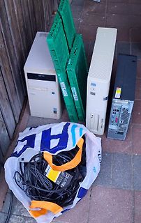 Alte Computergehäuse und Kabel in einer Tasche