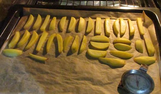 Geschnittene Kartoffelspalten auf Backpapier