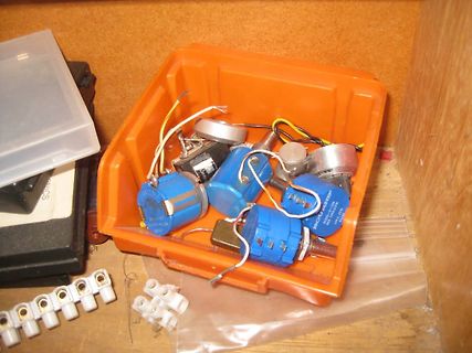 Diverse elektronische Bauteile in einer orangefarbenen Box