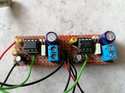 Zwei kleine selbstgebaute Platinen mit elektronischen Bauteilen