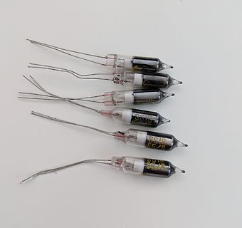 Sechs kleine Glühlampen mit Drähten