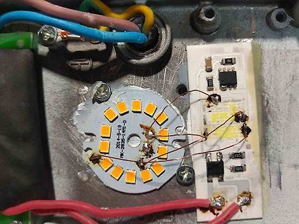Defekte LED-Leiste und Leiterplatte mit Kabeln