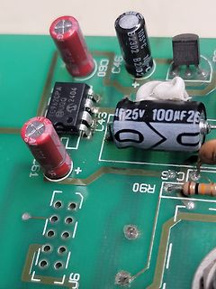 Nahaufnahme einer Leiterplatte mit Elektrolytkondensatoren und IC