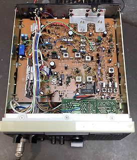 Innenansicht eines elektronischen Geräts mit Leiterplatte und Verkabelung