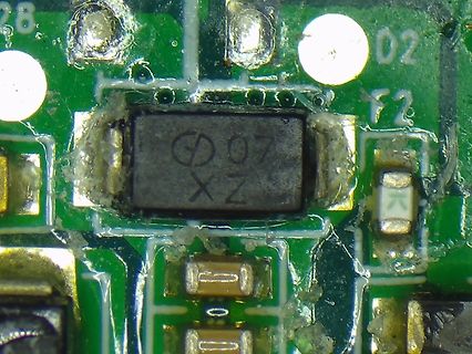 Makroaufnahme eines SMD-Bauteils auf Leiterplatte