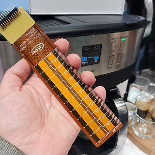 Hand hält Liquid Level Sensor von Infineon