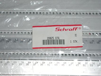 Schroff Etikett auf Metallprofil mit Skala