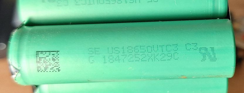 Aufdruck auf grünen Bauteilen