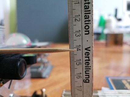 Maßstab mit Lineal neben Bauteil