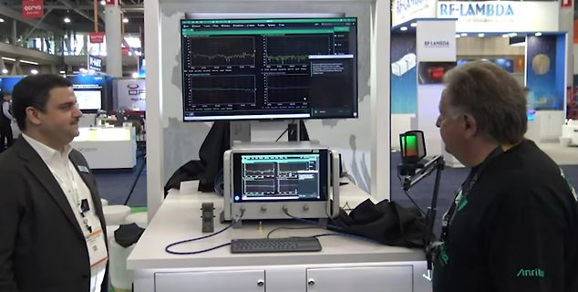 Personen vor Messgeräten auf einer Messe