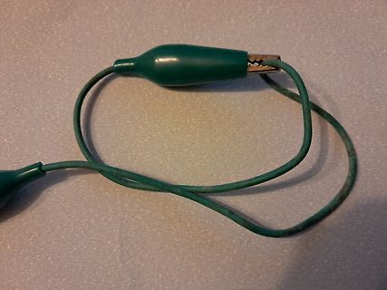 Grünes Krokodilkabel